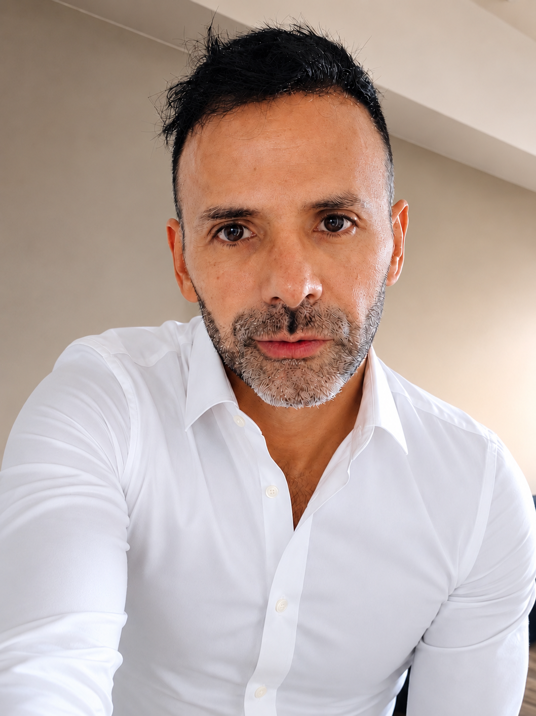 Gustavo Escobar, con camisa blanca y mirada directa